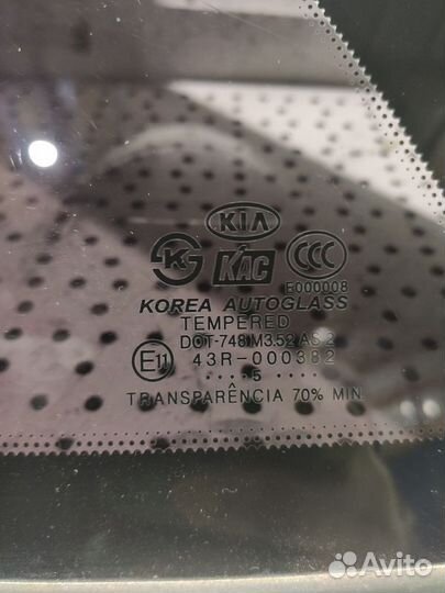 Стекло собачника заднее левое Kia Sorento