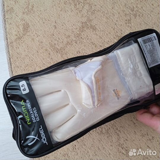 Вратарские перчатки