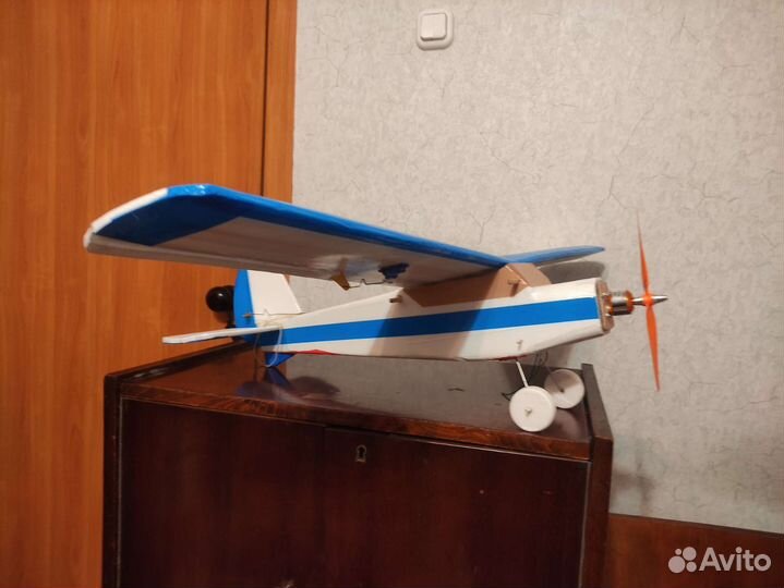 Радиоуправляемый самолет с электродвигателем