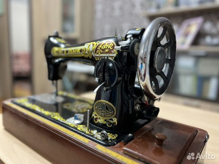 Швейная машина Lark