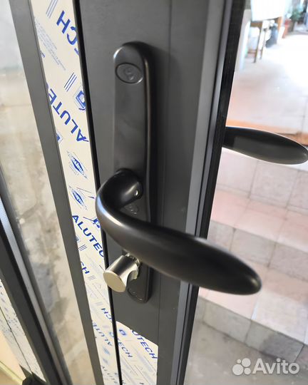 Стеклянные двери алюминиевые