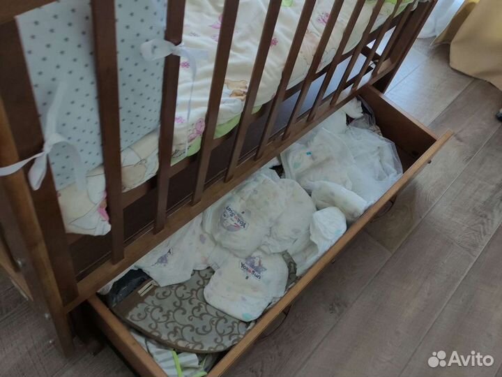 Детская кроватка с маятником и ящиком