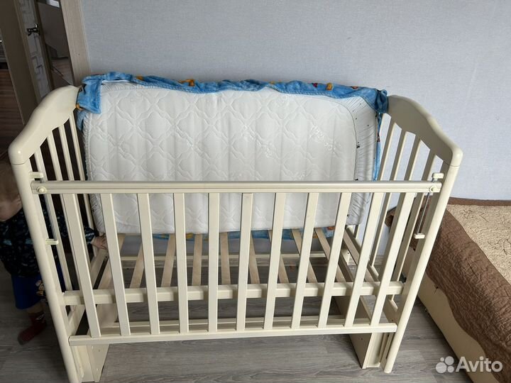 Детская кроватка с маятником