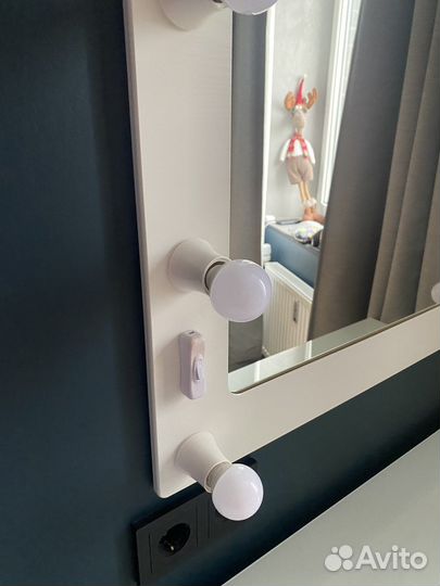 Туалетный столик, зеркало с подсветкой для макияжа