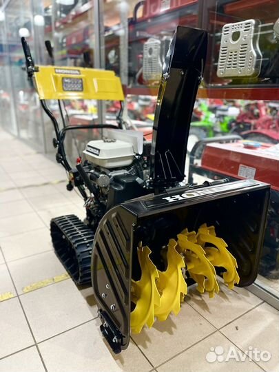 Снегоуборщик на гусеницах Honda HSS
