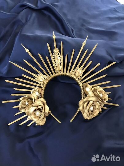 Золотая Корона розы лучи