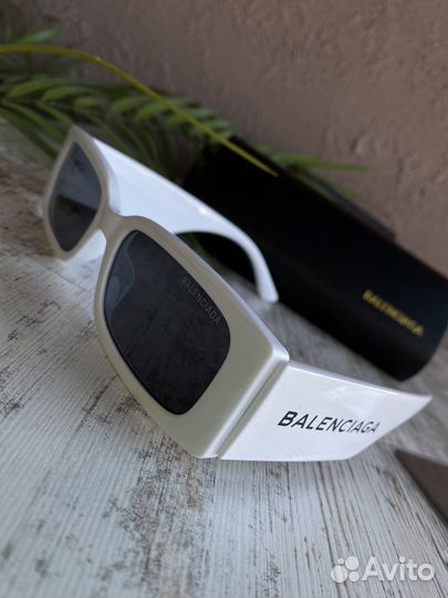 Очки и коробка balenciaga