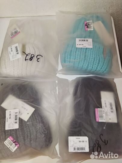 Женская вязаная шапка выполненная из пряжи