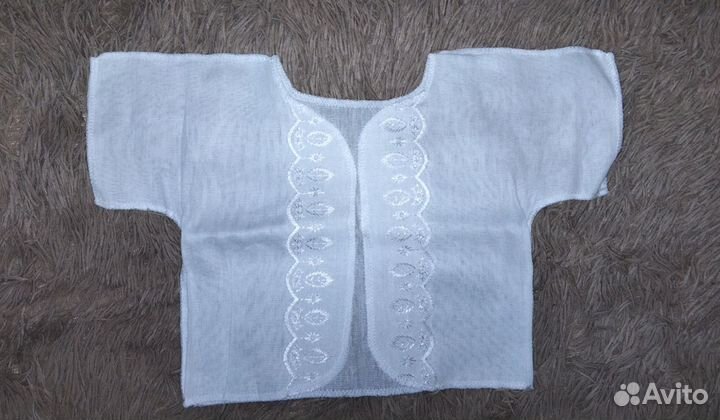 Шапочки новые.Распашонки одевались по одному разу