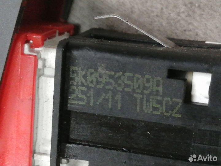 Кнопка аварийной сигнализации для VW Golf VI 2011