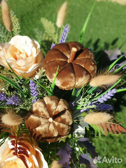 Композиция из искусственных цветов