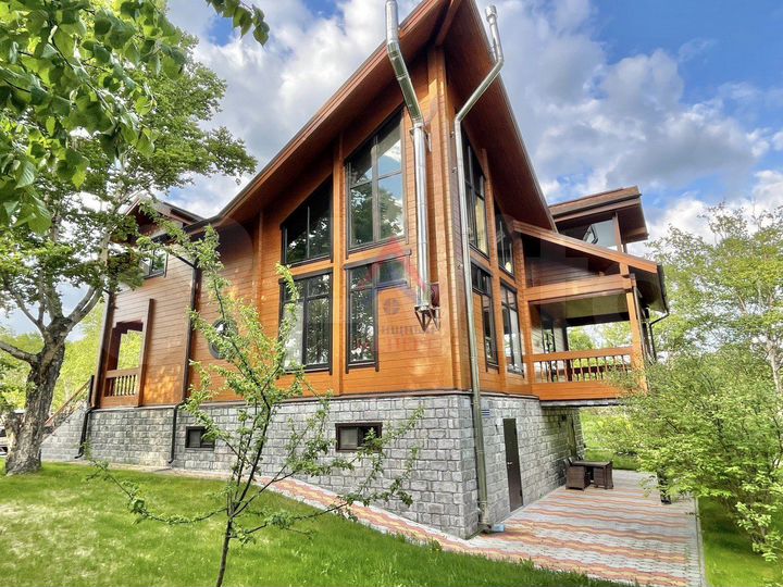 Дом 400,9 м² на участке 43,8 сот.