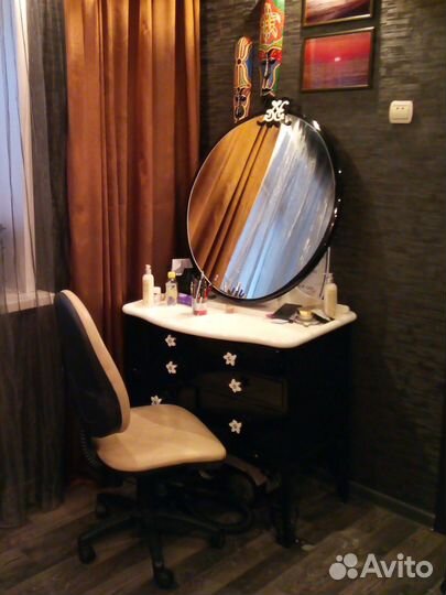 Столик для мейкапа