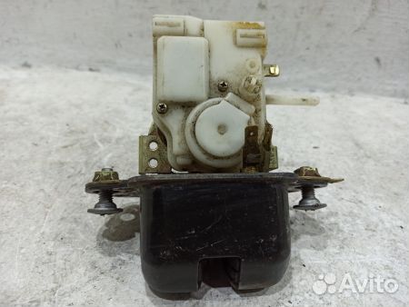 Замок двери багажника