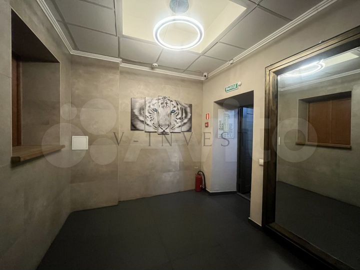 Помещение с оборудованием в центре