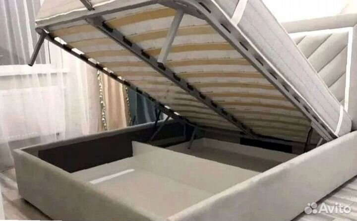 Двуспальная кроватьс мягким изголовьем