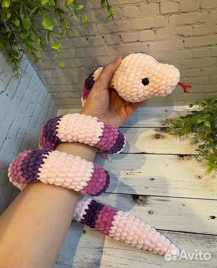 Игрушка вязаная плюшевая змейка