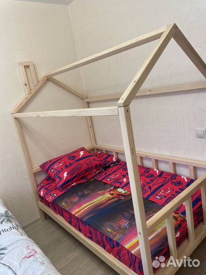 Детская кроватка домик