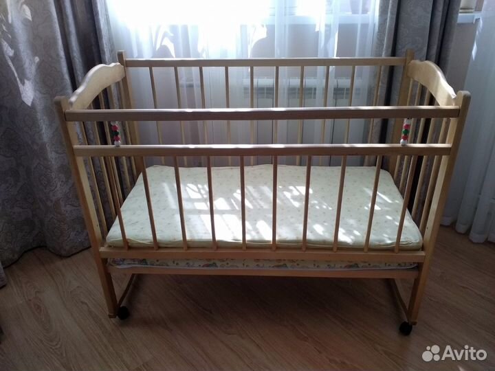 Детская кроватка с матрасом