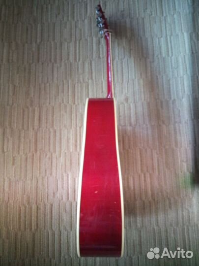 Акустическая гитара с металлическими струнами