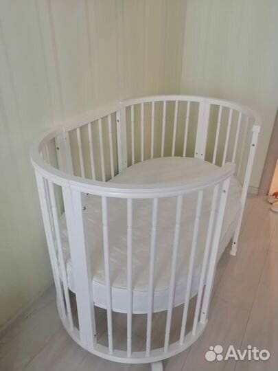 Детская кроватка с маятником