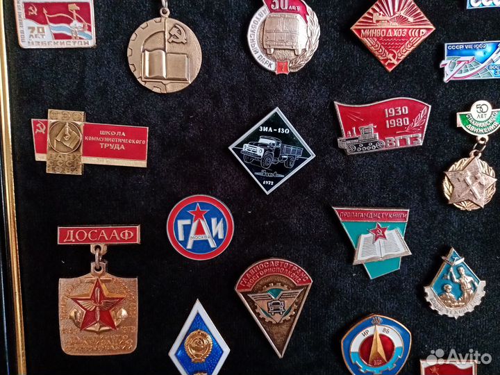 Значки советской эпохи в рамке