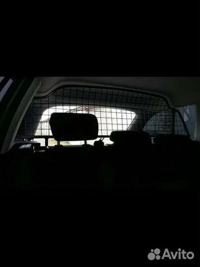 Разделительная перегородка багажника