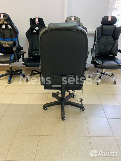 Компьютерное офисное кресло с подножкой и массажем