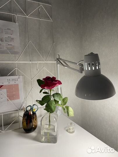 Лампа настольная белая