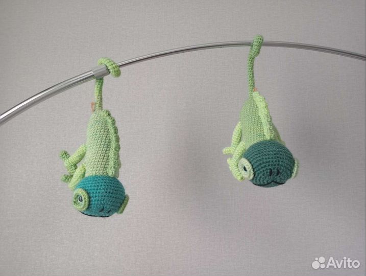 Вязаная игрушка Хамелеон