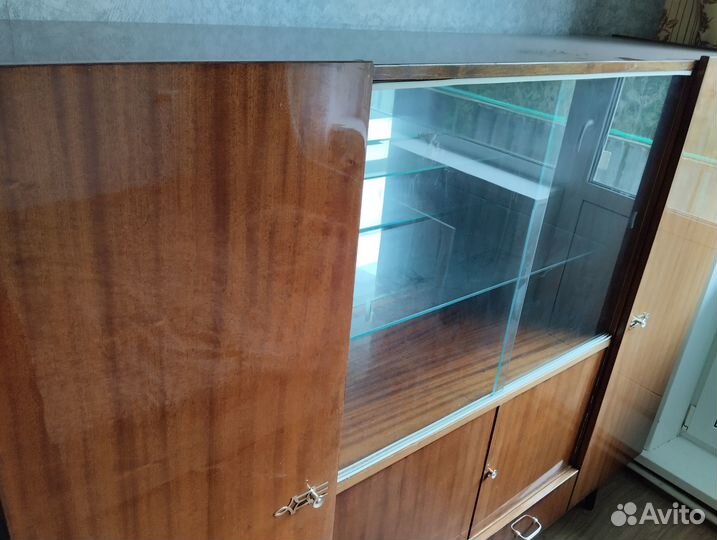 Практичный шкаф-сервант