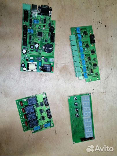 Коробка с платами от радиоэлектроники