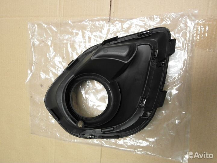 Рамка противотуманки правая Mitsubishi ASX 2013-18