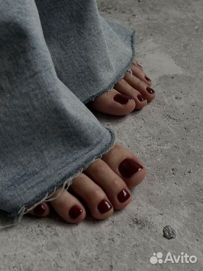 Модель на педикюр для контента