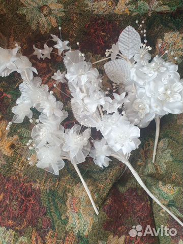 Искусственные цветы на вставке