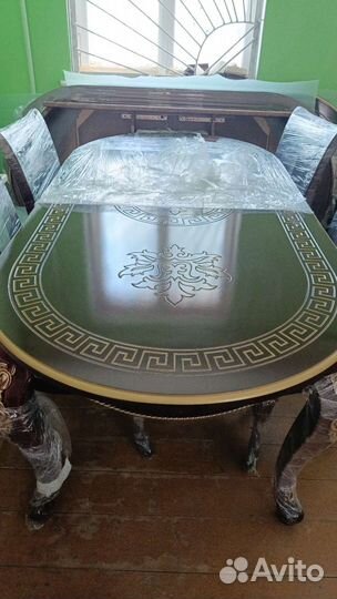 Мебель столы и стулья и тюли