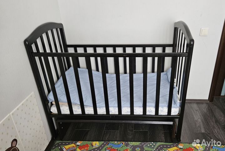 Детская кроватка с маятником