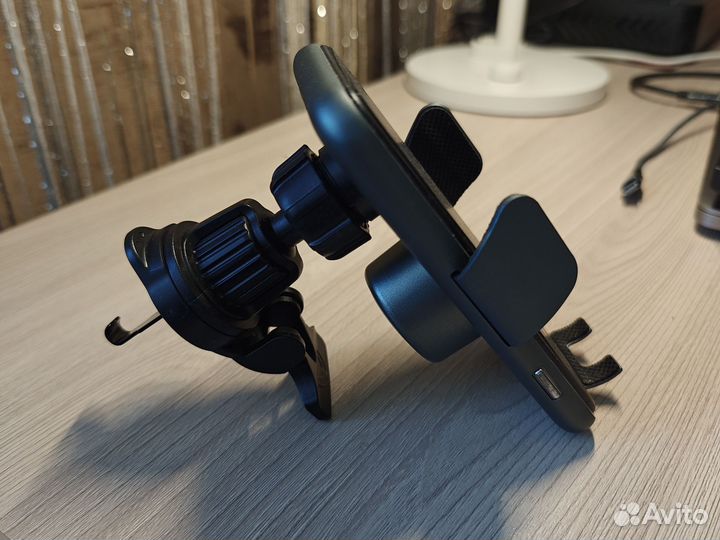 Беспроводная зарядка в автомобиль walker