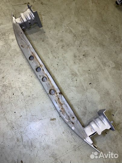 Усилитель бампера передний Toyota Avensis