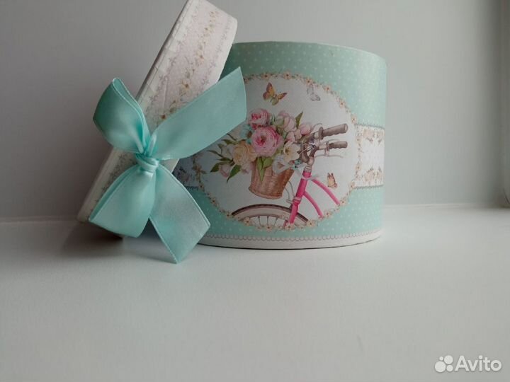 Круглая подарочная коробка с бантом