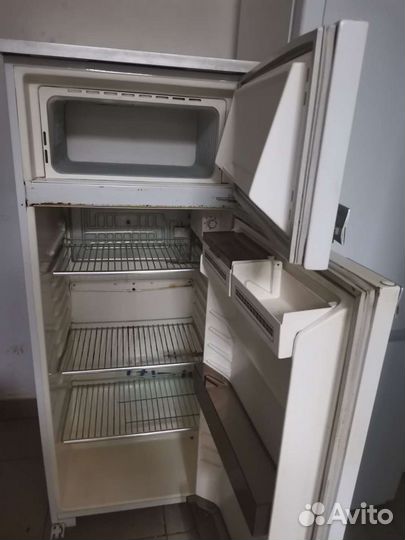 Холодильник двухкамерный в отличном состоянии