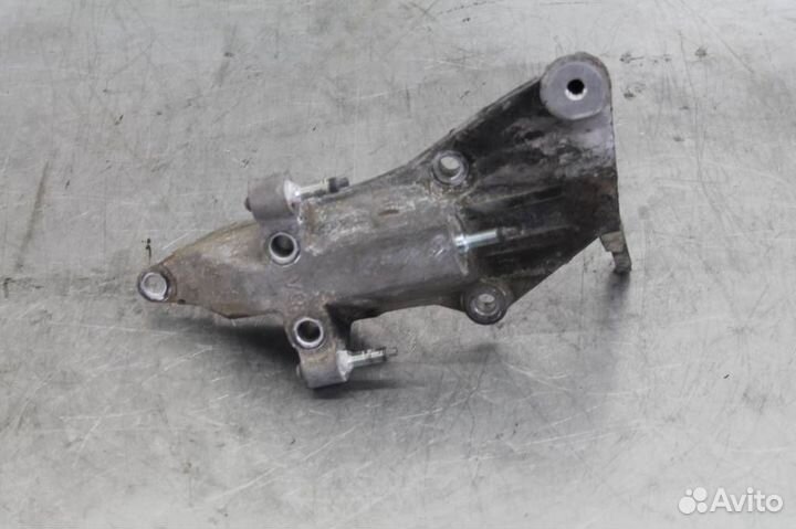 Кронштейн двигателя правый Nissan Pathfinder R52