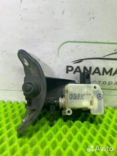 Замок лючка бензобака задний Mercedes Benz Cls