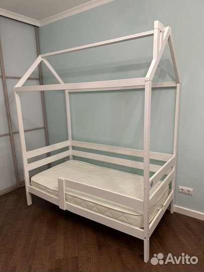 Детская кровать домик с матрасом