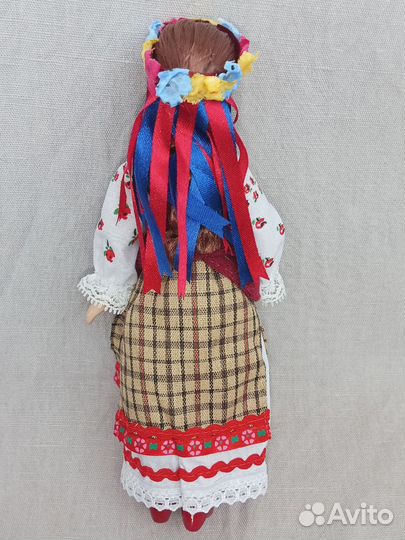 Сувенирная фарфоровая кукла