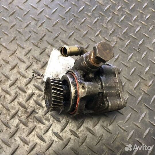 Насос гидроусилителя право на Opel Monterey A