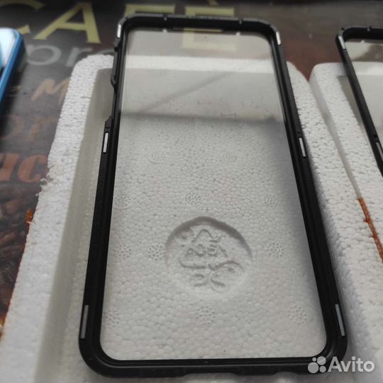 Чехол жёсткий фиксируется, на магнитах