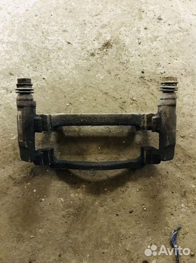 Продам правый передний тормозной суппорт на Vw Tig