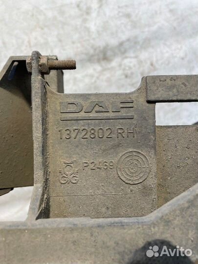 Кронштейн крепления фары правый Daf Cf85 XE315C1