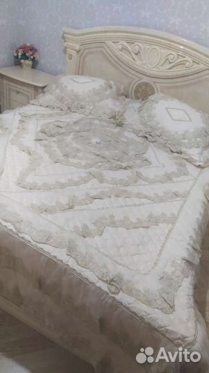 Покрывало с подушками